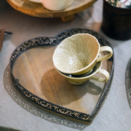 Hjärformad bricka med metallkant