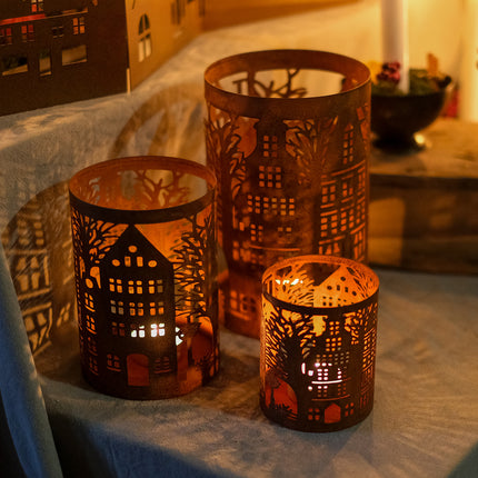 Rostig ljuslykta med stadsmotiv