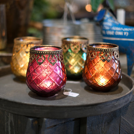 Färgade glaslyktor med metalldetaljer