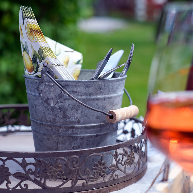 Hink med trähandtag