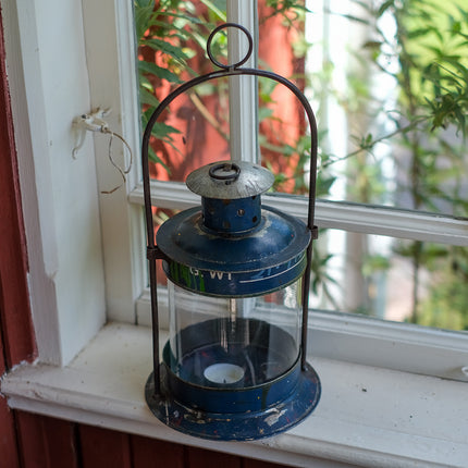 Blå ljuslykta i återvunnen metall