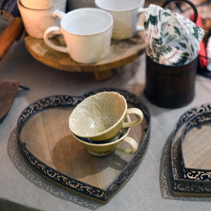 Hjärformad bricka med metallkant