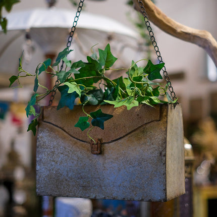 Hängande väska i metall