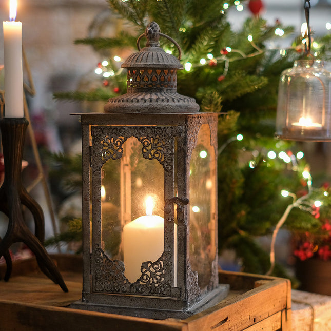 Stormlykta i patinerad ljus metall och glas