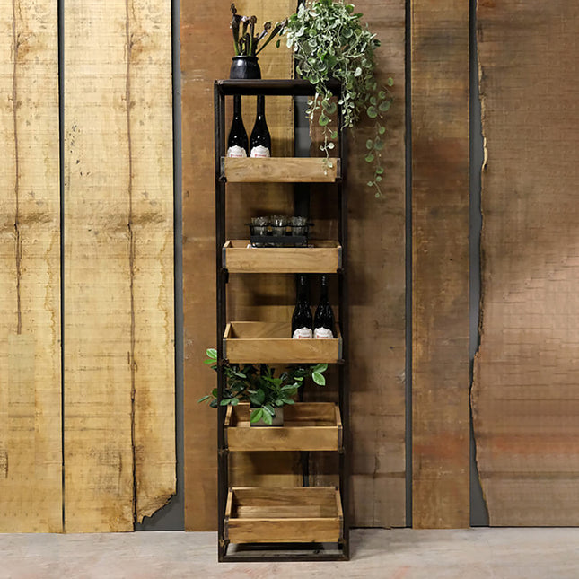 Smal hylla med trälådor