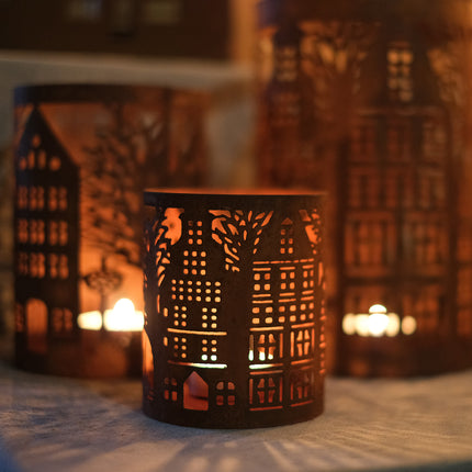 Rostig ljuslykta med stadsmotiv