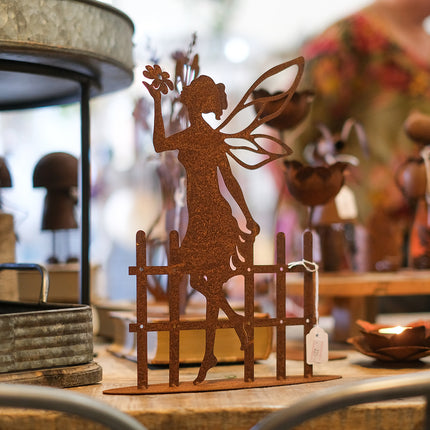 Rostig älva vid staket