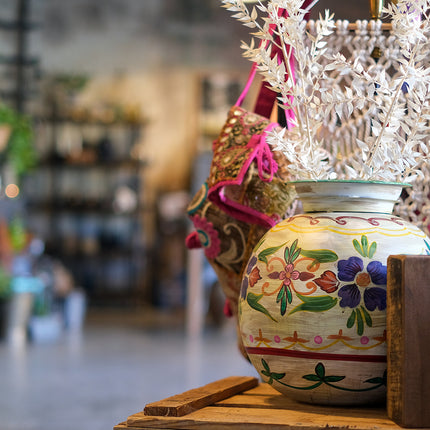 Rund handmålad metallkruka - vit