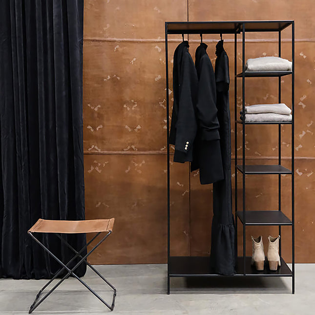 Klädställning med hyllor