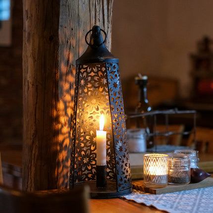 Konformad ljusstake mönstrad metall