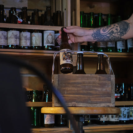 Trälåda med metallvajrar