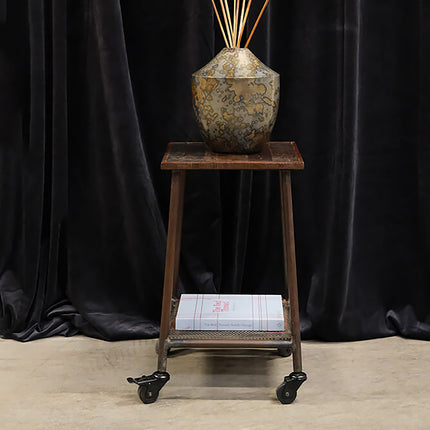 Litet sidbord på hjul