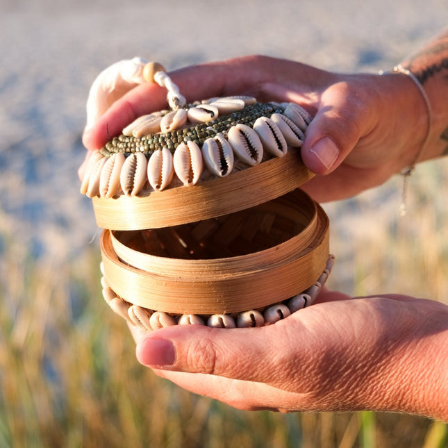 Ask med snäckskal och pärlor