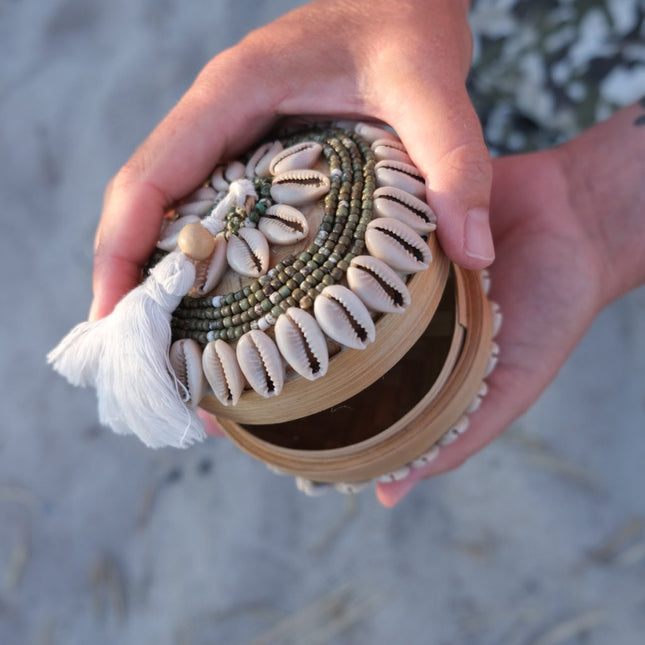 Ask med snäckskal och pärlor