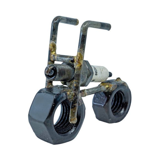 Motorcykel av återvunna skruvar/bultar