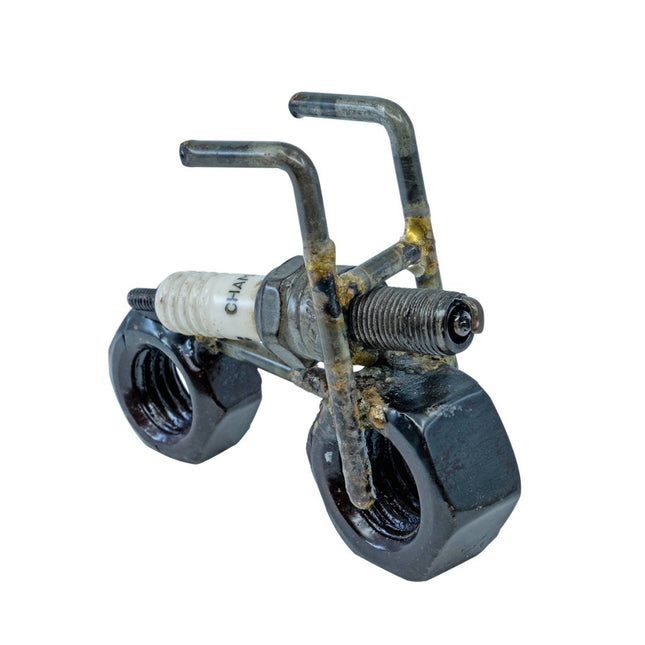 Motorcykel av återvunna skruvar/bultar