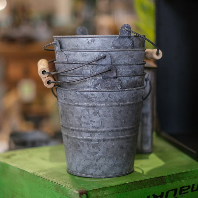 Hink med trähandtag