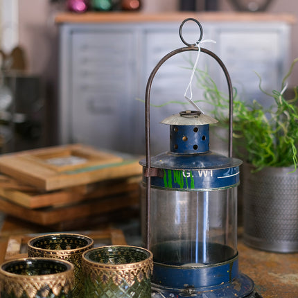 Blå ljuslykta i återvunnen metall