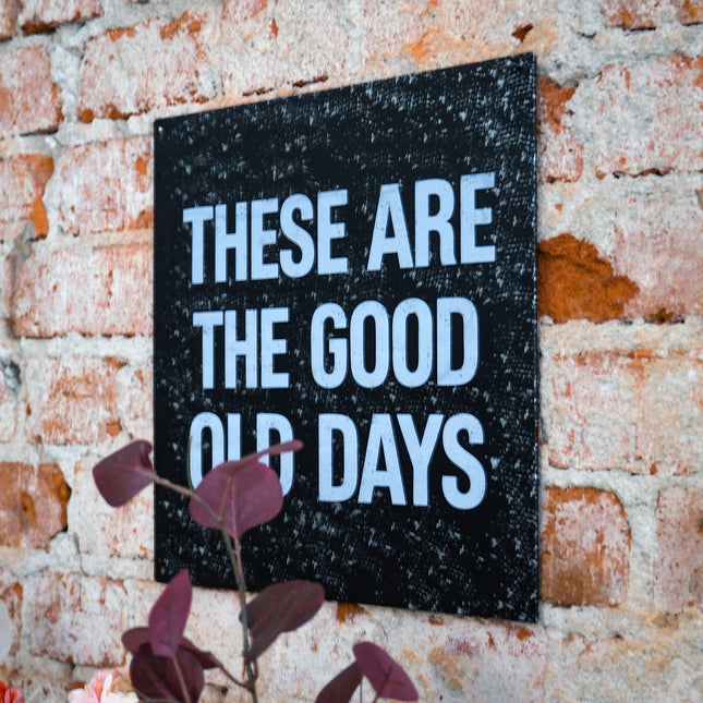Skylt: ”These are the good old days”