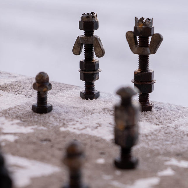 Schack-set tillverkat av återvunna metalldelar