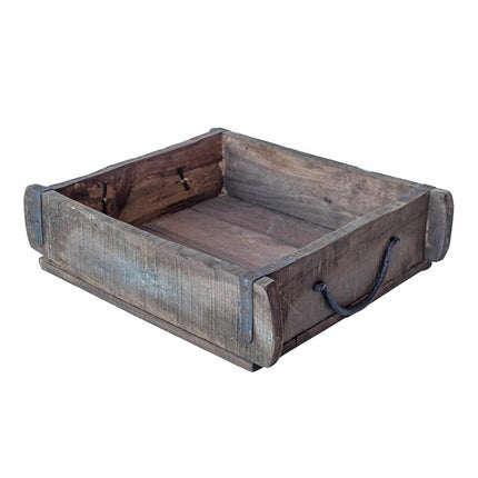 Rustik trälåda med metallhandtag