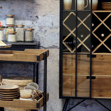 Barskåp i trä och metall med glasdörrar