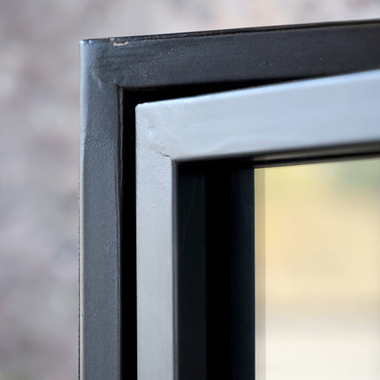 Barskåp i trä och metall med glasdörrar