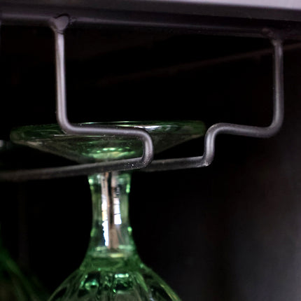 Barskåp i trä och metall med glasdörrar