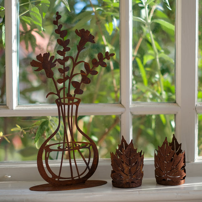 Rostig dekoration - vas med bukett