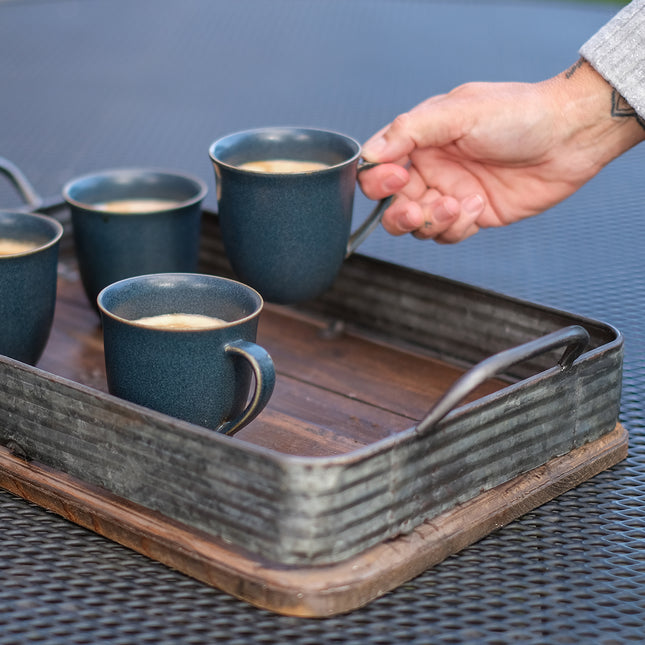 Träbricka med metallkant