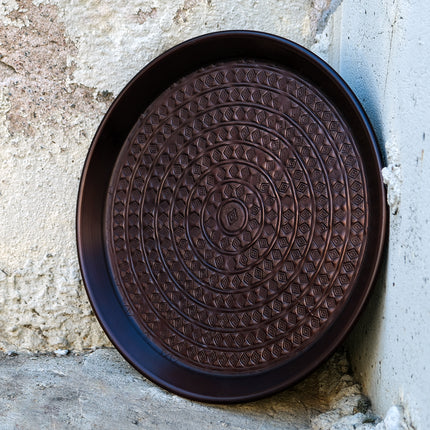 Mönstrat metallfat med mörk patina