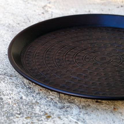 Mönstrat metallfat med mörk patina