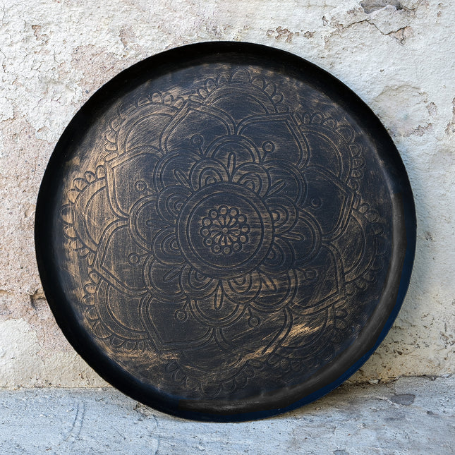 Svart metallbricka med guld-mandala