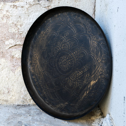Svart metallbricka med guld-mandala