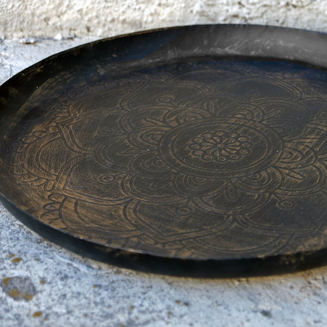 Svart metallbricka med guld-mandala