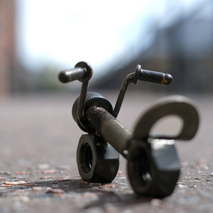 Cykel av återvunna skruvar/bultar