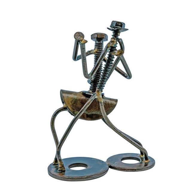 Dansande par av återvunna metalldelar