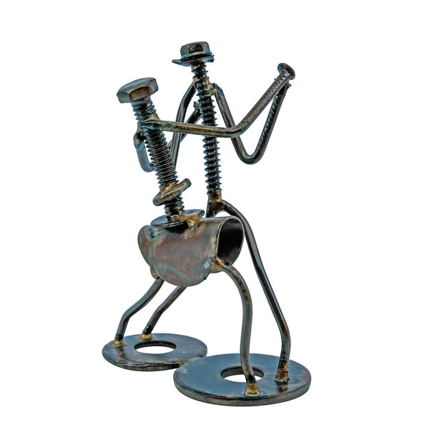 Dansande par av återvunna metalldelar