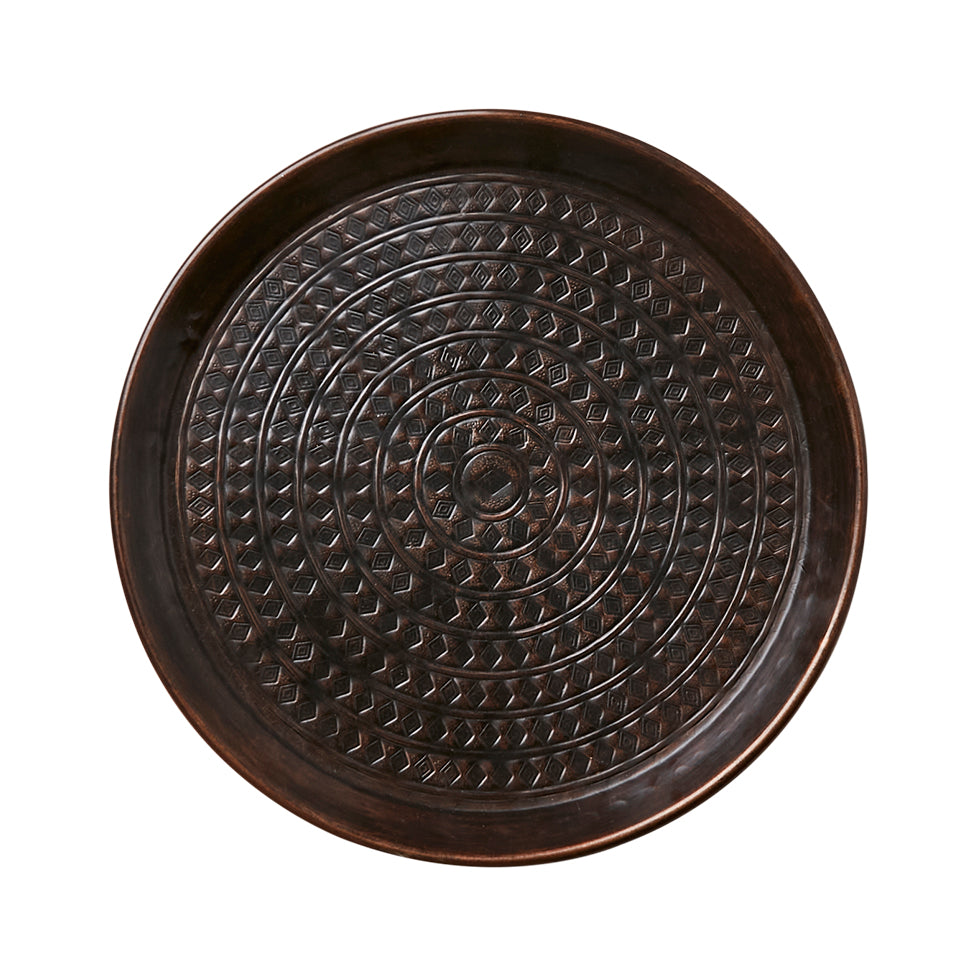 Mönstrat metallfat med mörk patina