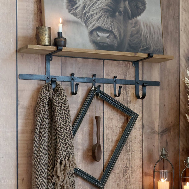 Vägghylla med krokar