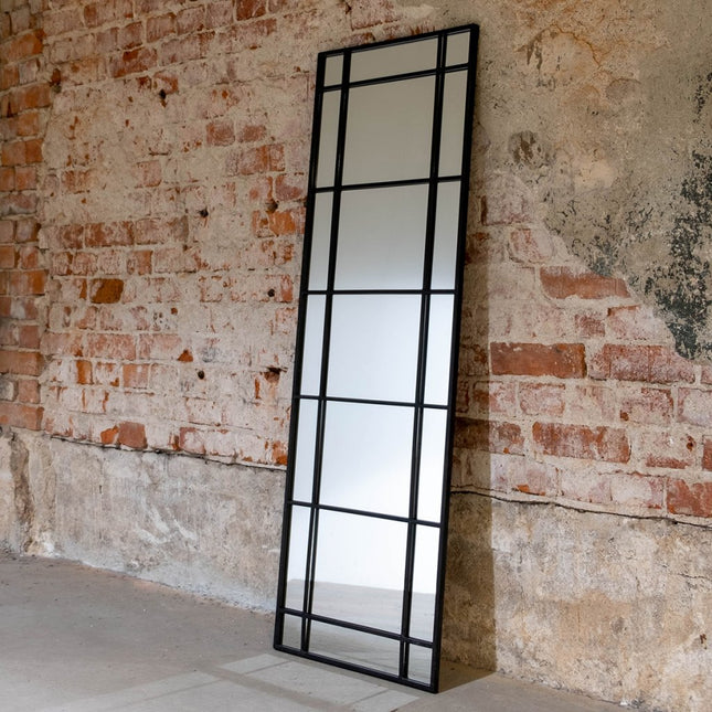 Stor spegel i industriell stil