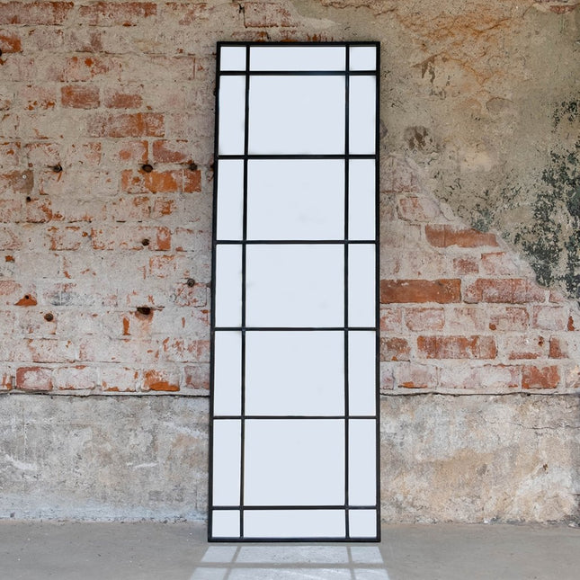 Stor spegel i industriell stil