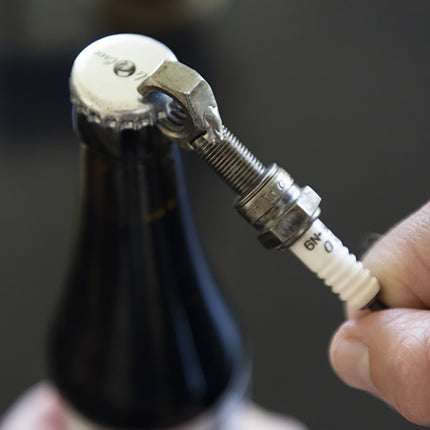 Kapsylöppnare återvunna tändstift
