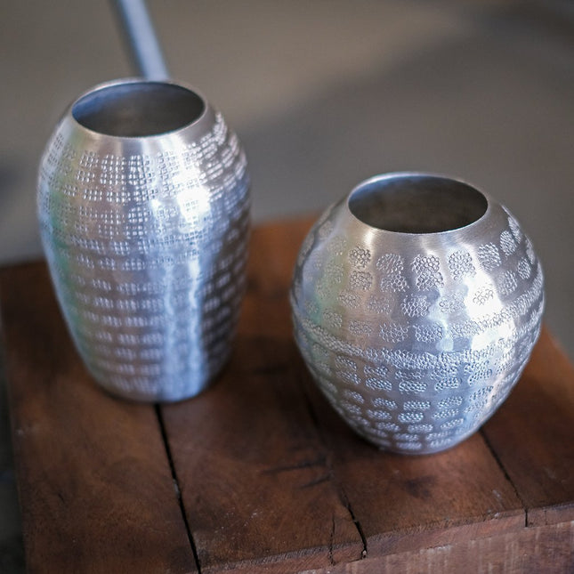 Små urnor i hamrad metall