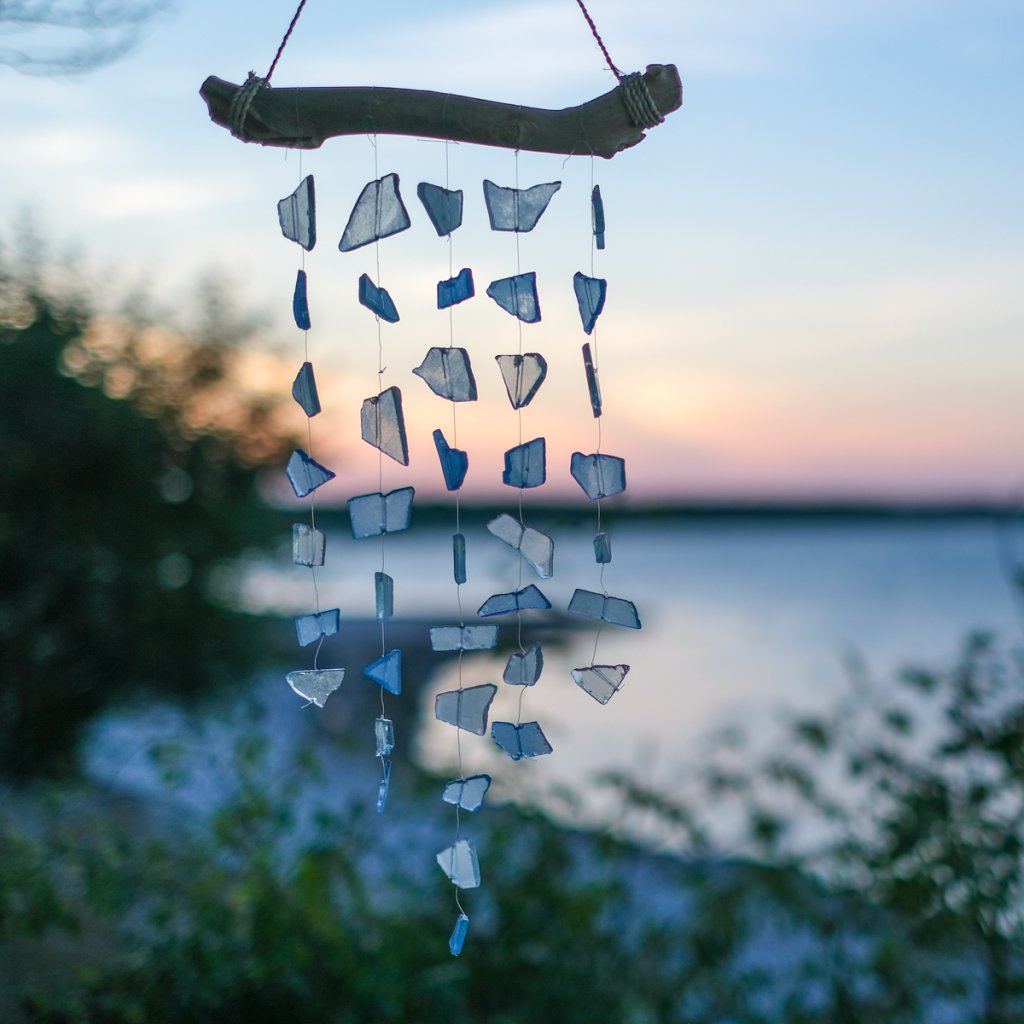 Hänge med drivved och recyclat glas