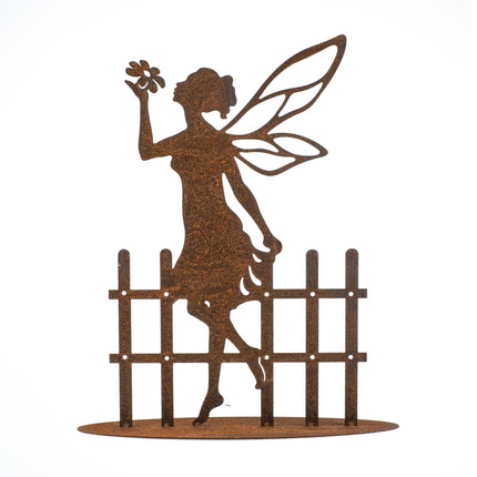 Rostig älva vid staket