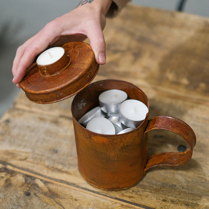 Rostig burk värmeljus