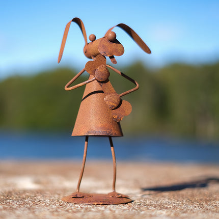 Rostig hund med tuggben