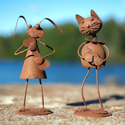 Rostig katt med fisk