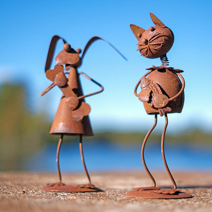 Rostig katt med fisk